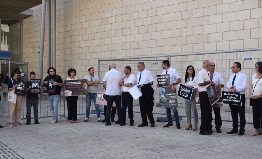 محامون وحقوقيون يرفعون شعارات في حيفا منددة باستمرار الحرب